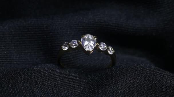 Hermoso anillo de oro brillante diamante. — Vídeos de Stock