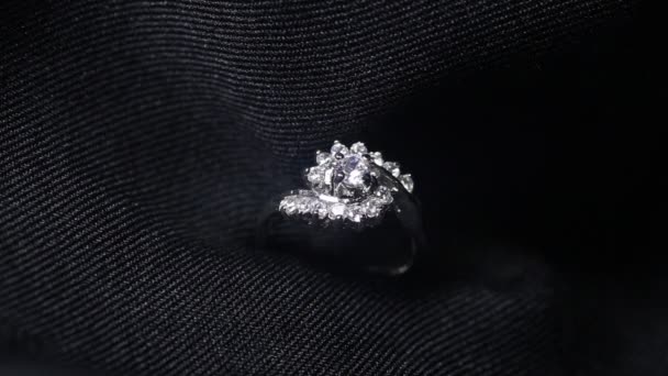 Extrema detalhada de anel de diamante close-up tiro no fundo escuro. O anel de casamento foi filmado usando lente macro com profundidade de campo rasa. Conceito de noivado, casamento e casamento — Vídeo de Stock