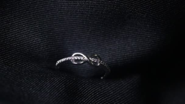 非常详细的钻石戒指在黑暗背景下近距离拍摄.婚戒是用视野较浅的宏观透镜拍摄的.订婚、结婚和结婚概念 — 图库视频影像