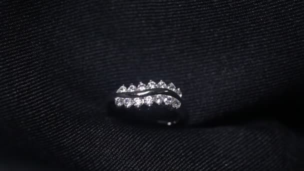 Extremo detalle de anillo de diamantes de cerca tiro sobre fondo oscuro. El anillo de bodas fue disparado usando una lente macro con poca profundidad de campo. Compromiso, matrimonio y concepto de boda — Vídeo de stock