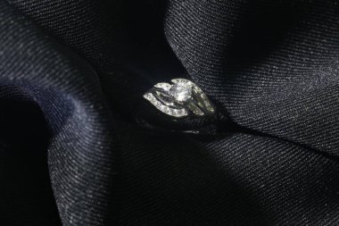 Siyah arka planda mücevher elmas yüzük.