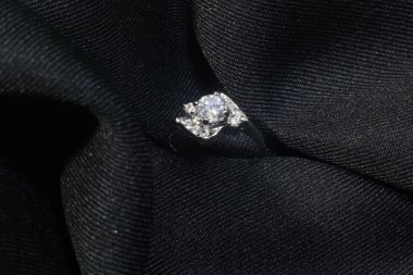 Siyah arka planda mücevher elmas yüzük.