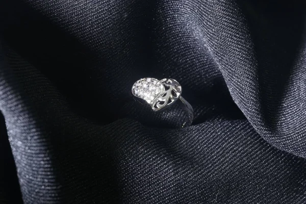 Siyah arka planda mücevher elmas yüzük.