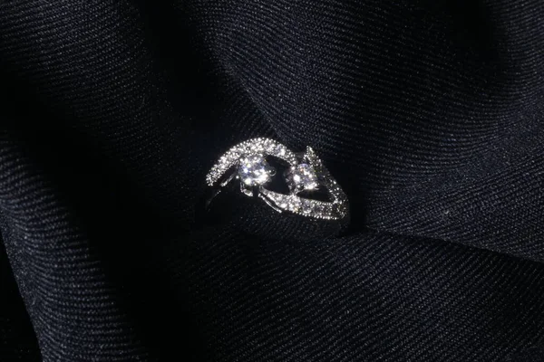 Κοσμήματα Διαμαντένιο Δαχτυλίδι Μαύρο Φόντο — Φωτογραφία Αρχείου