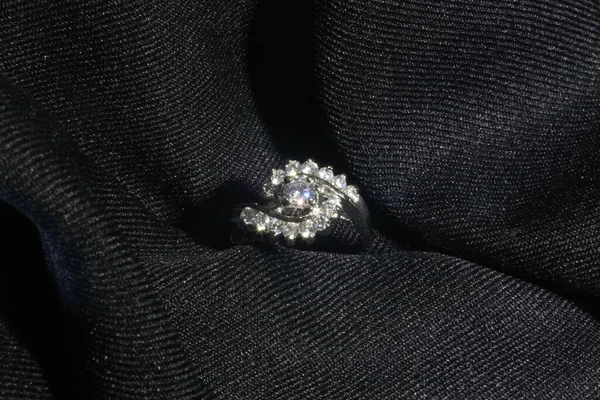 Gioielli Anello Diamanti Sfondo Nero — Foto Stock