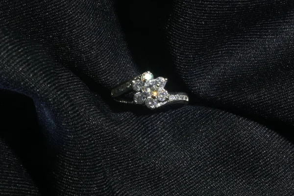 Bijoux Bague Diamant Sur Fond Noir — Photo