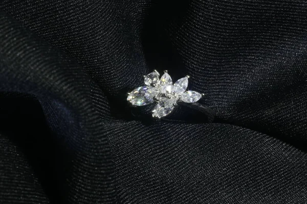 Sortija Diamantes Joyería Sobre Fondo Negro —  Fotos de Stock