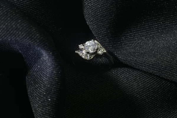 Bijoux Bague Diamant Sur Fond Noir — Photo