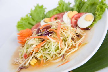 haşlanmış yumurta ve salata.