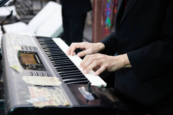 Крупный План Руки Музыкального Исполнителя Играющего Пианино — стоковое фото