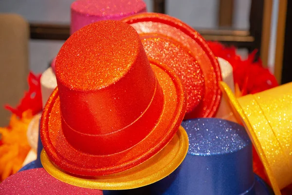 供人行道商贩出售的五颜六色的帽子 — 图库照片