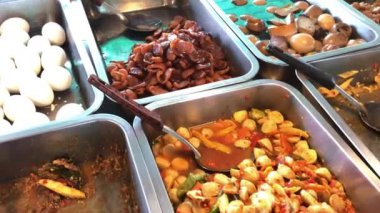 Tayland yemeği, köri ve pirinç dükkânı. Bir sürü yiyecek var.