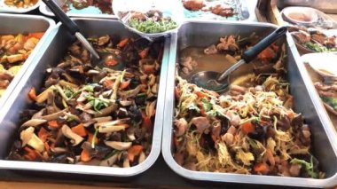 Tayland yemeği, köri ve pirinç dükkânı. Bir sürü yiyecek var.