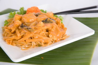 Füzyon Gıda Körili Erişte Tayland yemeği