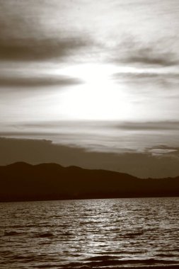 Milletler Parkı 'nda gün batımı, Tayland' da akşam sisli güzel yağmur ormanı manzarası.