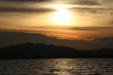 Milletler Parkı 'nda gün batımı, Tayland' da akşam sisli güzel yağmur ormanı manzarası.