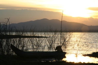 Milletler Parkı 'nda gün batımı, Tayland' da akşam sisli güzel yağmur ormanı manzarası.