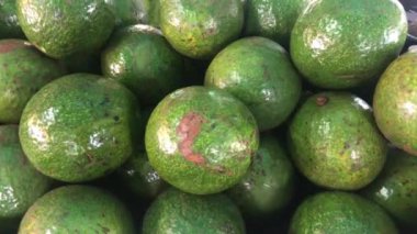 Süpermarketteki sağlıklı meyve raflarından bir avokado.
