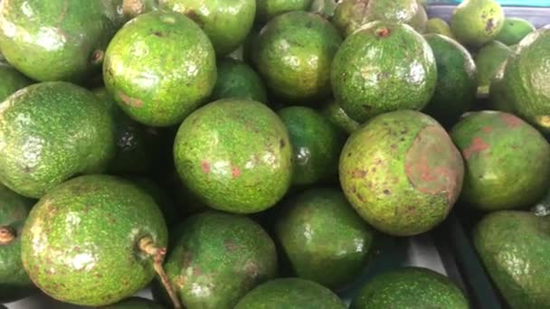 Un aguacate del estante de frutas saludables en el supermercado con cámara panorámica — Vídeo de stock