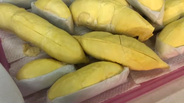 Close Up van stukken van Durian Top View van zoete, smakelijke en stinkende Aziatische Fruit. Pulp van Monthong Thai Durian — Stockvideo