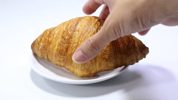 Croissant leží na bílém pozadí. pečivo na izolovaném pozadí — Stock video