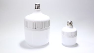 Enerji tasarrufu, çevre dostu beyaz arka planda lamba. Yakın çekim.