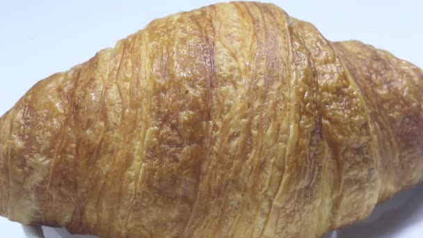 Croissant ligger på en vit bakgrund. bakverk på isolerad bakgrund — Stockvideo