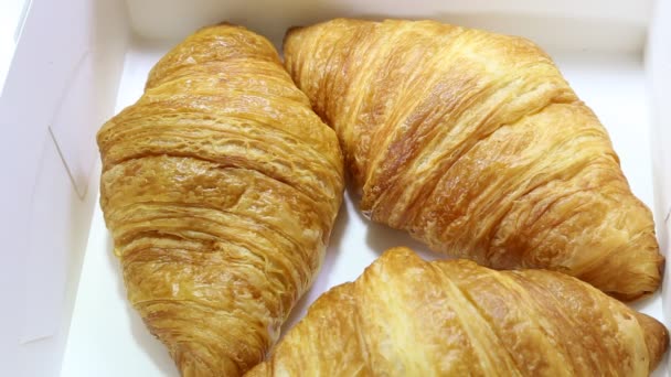 Croissant leží na bílém pozadí. pečivo na izolovaném pozadí — Stock video