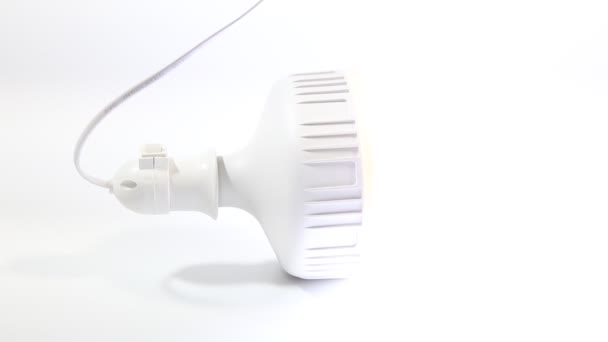 Εξοικονόμηση ενέργειας, φιλική προς το περιβάλλον Λαμπτήρας LED σε λευκό φόντο. Κλείσιμο — Αρχείο Βίντεο