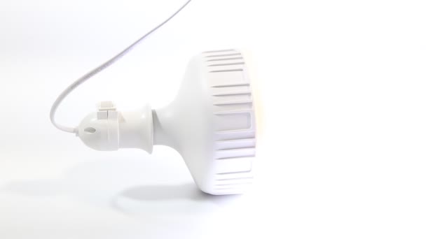 Εξοικονόμηση ενέργειας, φιλική προς το περιβάλλον Λαμπτήρας LED σε λευκό φόντο. Κλείσιμο — Αρχείο Βίντεο
