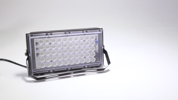 Lampadina a LED ecologica a risparmio energetico su sfondo bianco. Primo piano — Video Stock