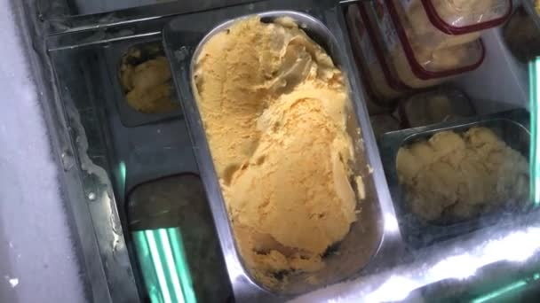 Słodkie i świeże lody waniliowe durian — Wideo stockowe