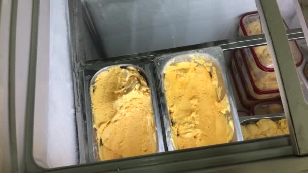 Helado de vainilla durian dulce y fresco — Vídeos de Stock