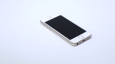BANGKOK, THAILAND - 9 OCT 2020: Eski tip iPhone 5 ile beyaz arka plandaki iPhone X akıllı telefonu karşılaştıran adam portresi - eski vs modern telefon
