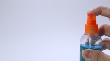 Coronavirus el dezenfektanı spreyi temiz eller için. Alkol kullanan bir adam ellerini yıkamaya alternatif olarak.
