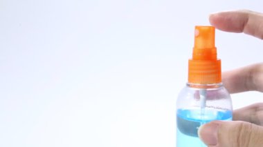Coronavirus el dezenfektanı spreyi temiz eller için. Alkol kullanan bir adam ellerini yıkamaya alternatif olarak.