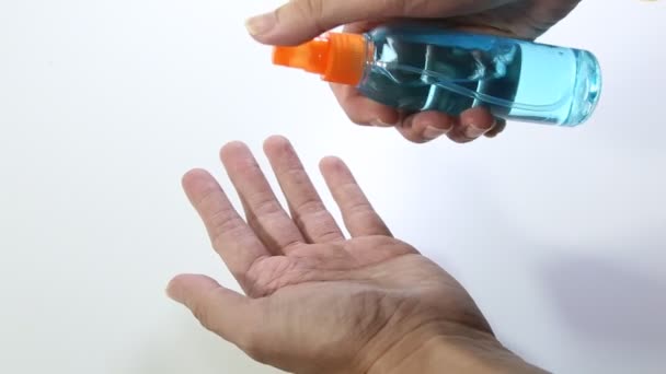Spray disinfettante per mani Coronavirus per mani pulite. Uomo che utilizza alcol strofinare alternativa al lavaggio delle mani. — Video Stock