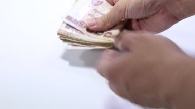 Tayland bahtını sayan kişi. Bin banknot..