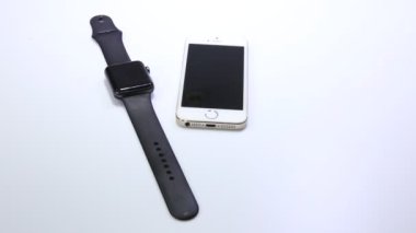 1 Mayıs 2020, BANGKOK, THAILAND: iPhone ve AppleWatch seti