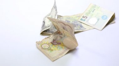 Kapanış adamı elleri kağıt banknotları sayıyor.