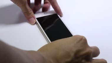 Bangkok, Tayland - 2 Nisan 2020: Kullanıcılar pili şarj etmek için telefonlarını Apple iPhone 'a koydular Otomatik sistemi çalıştır.