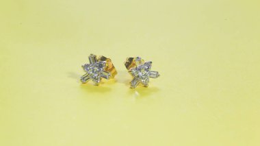 Elmastan yapılmış küpeler..