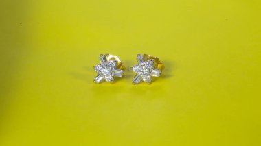 Elmastan yapılmış küpeler..