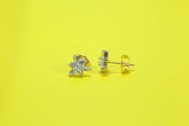 Elmastan yapılmış küpeler..