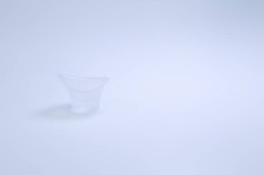 Göz yıkama bardağı beyaz arka planda izole