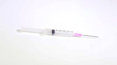 Şırınga kapanışı beyaz arkaplanda izole edildi