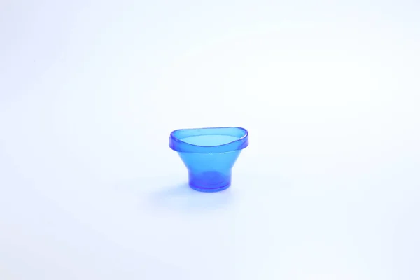 Göz yıkama bardağı beyaz arka planda izole