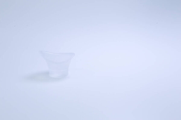 Чашка для мытья глаз изолированы на белом фоне