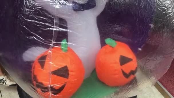 Decoração de Halloween. Cara de abóbora e símbolo assustador em casa. — Vídeo de Stock