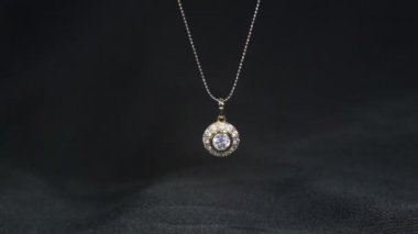 Parlak elmas kolyesi olan bir kolye..